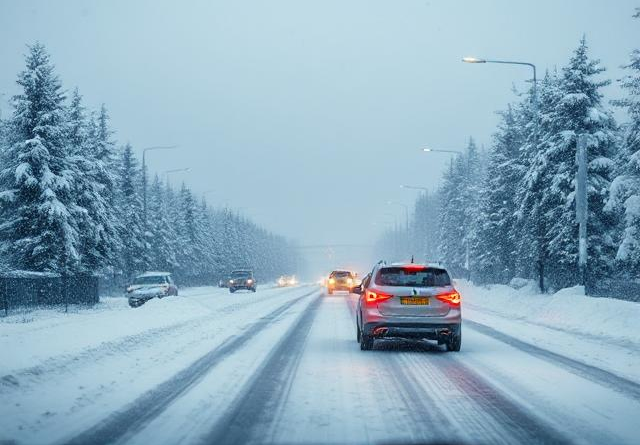 guida su strade innevate